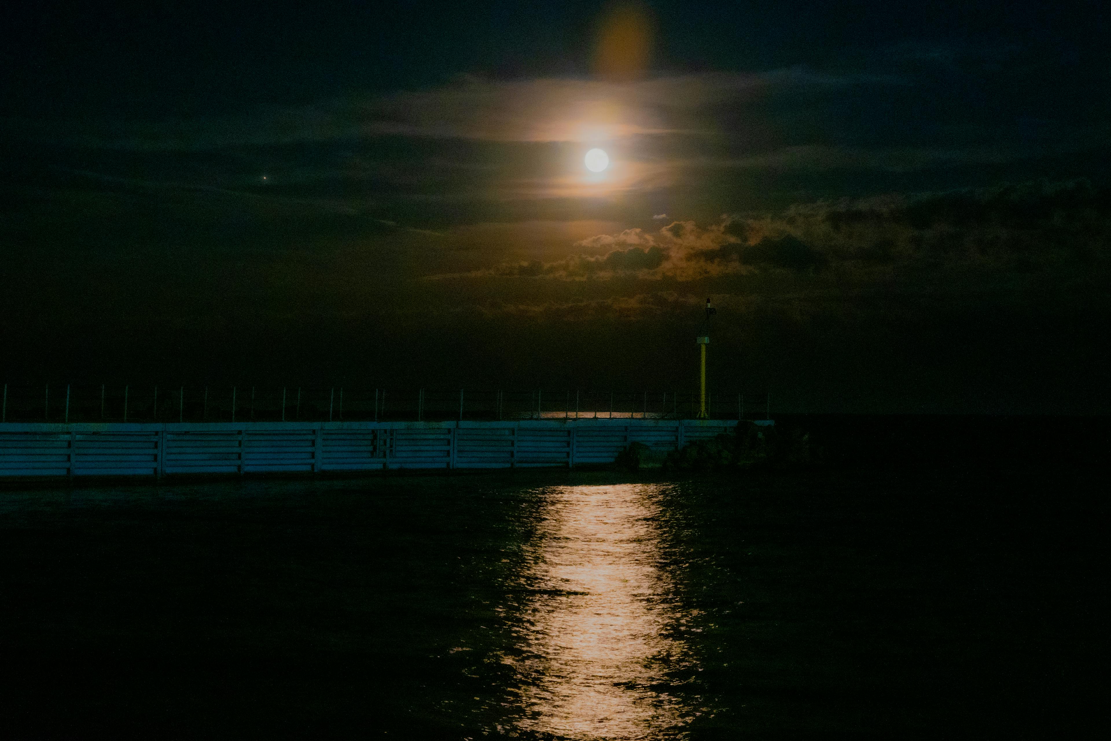 圆月从密歇根湖中升起